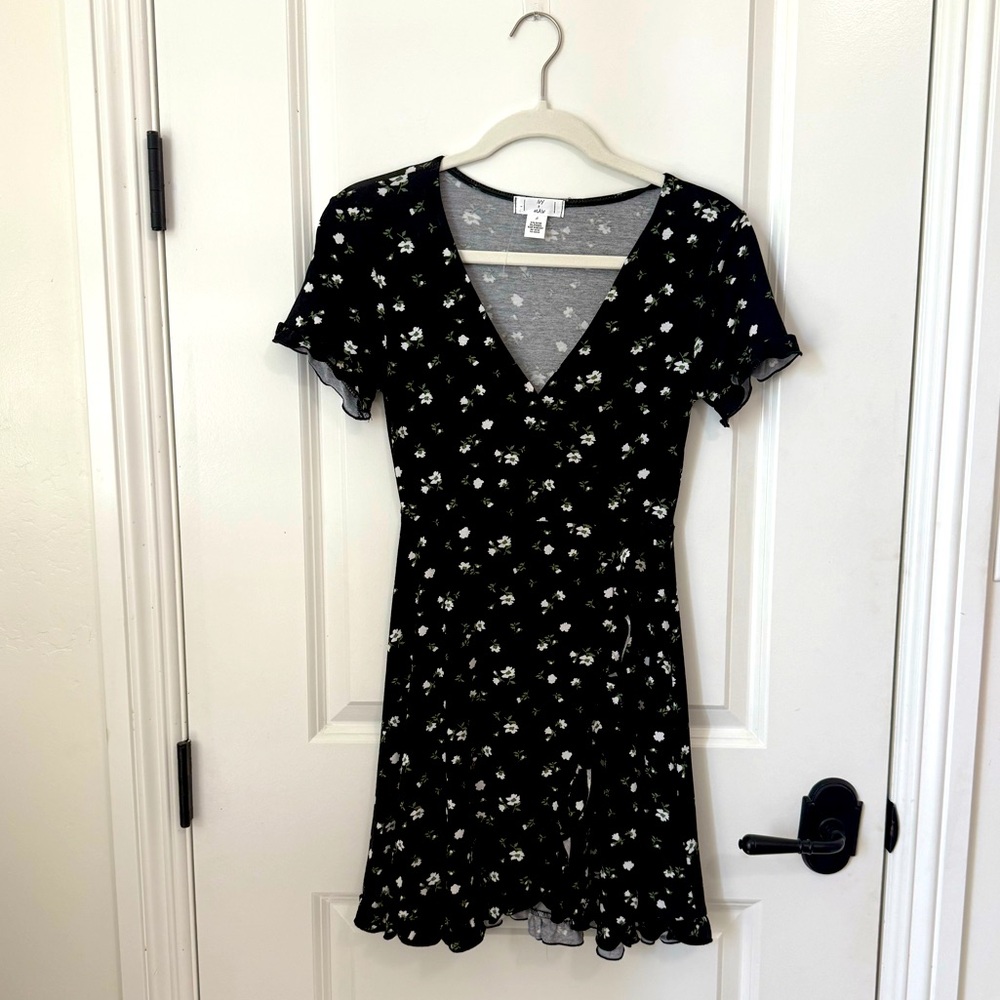 Floral V-Neck Ruffle Hem Dress - Black/White